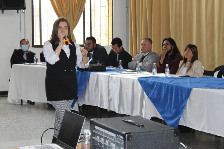 Tatiana Fuentes participando en una charla